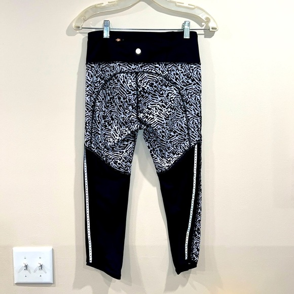 🔥Lululemon Black and White Leggings🔥 - Picture 2 of 6